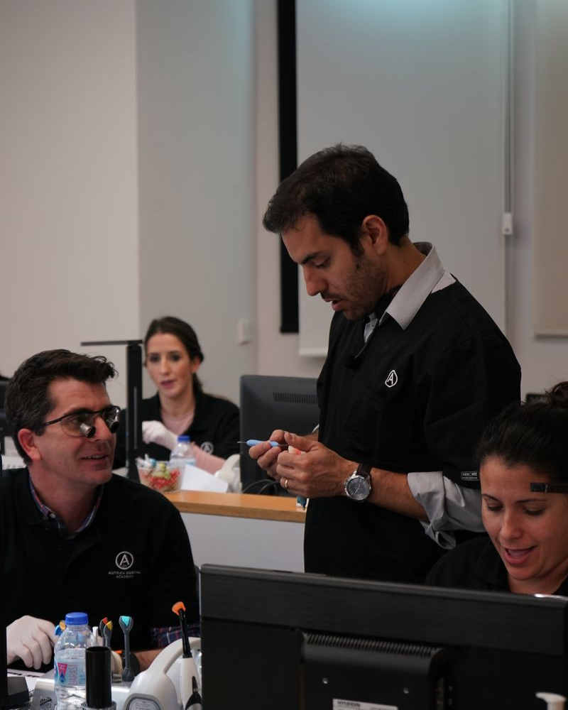 Dentista em procedimento clínico